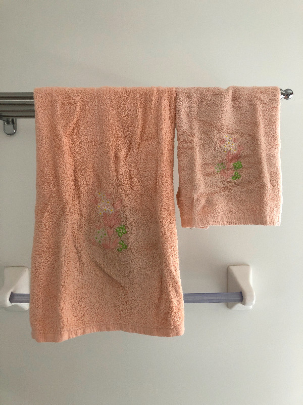 2-Piece Bath Towel Set - Apricot Colour with Flower Design in Bathwares in Markham / York Region
