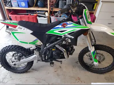 125 Apollo Dirt Bike - Viper Max. Runs good with low usage, run the first few minutes with choke at...