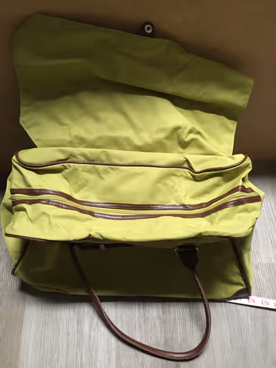 Green hand/sport/travel bag. Size in pix