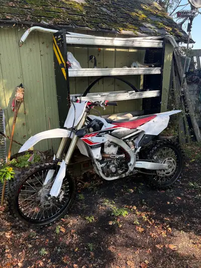 2017 Limited edition Yz 450 Bought this bike last summer and no longer have enough time for it. Runs...