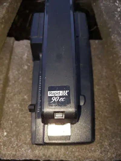 Agrafeuse brocheuse électrique Isaberg Rapid 90 EC AB Suède, usage industriel intensif, testée pour...
