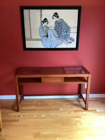 Console en bois vitrée. Mesures: 52 pouces de long, 18 pouces de large et 28 pouces de hauteur. Un t...