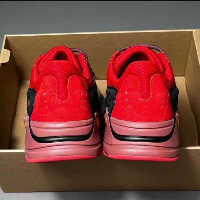 YEEZY 700 V1 "HI-RES RED" SIZE 11 in Men's Shoes in Mississauga / Peel Region - Image 7