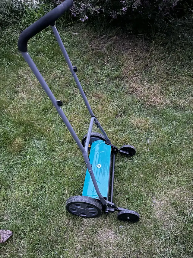 Yardworks 5-Blade Manual Walk Behind Reel Lawn Mower, 14-in in Lawnmowers & Leaf Blowers in Mississauga / Peel Region - Image 2