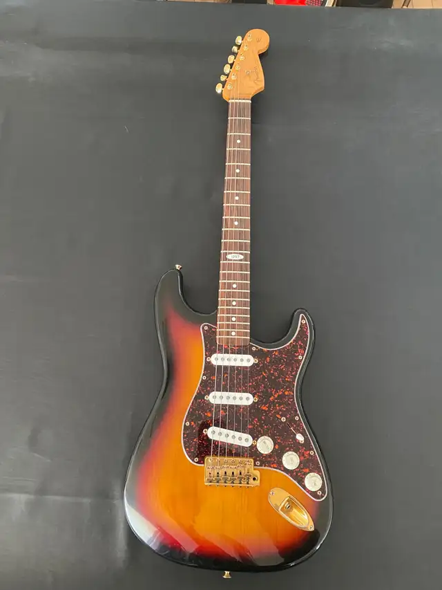 1997 Fender Stratocaster - Collector Edition in Guitars in Calgary - Image 4