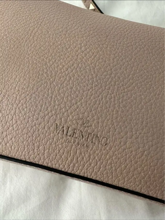 AUTHENTIC VALENTINO ROCKSTUD CROSSBODY BAG in Women's - Bags & Wallets in Mississauga / Peel Region - Image 5