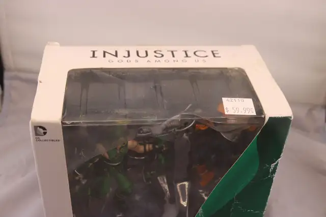 Green Arrow Vs Deathstroke Action Figure 2-Pack -(#42110-1) in Arts & Collectibles in City of Halifax - Image 8