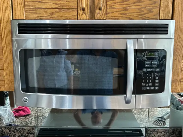 GE Microwave under cabinet mount in Microwaves & Cookers in Oakville / Halton Region - Image 3