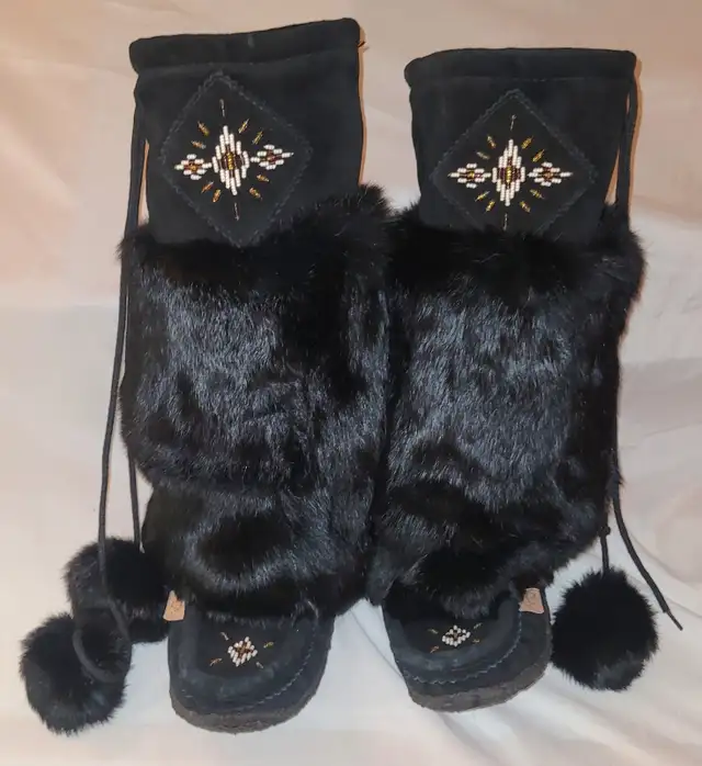 Womens Laurentian Chief Mukluks / Coach Shearling hiker Boots in Women's - Shoes in Red Deer - Image 2