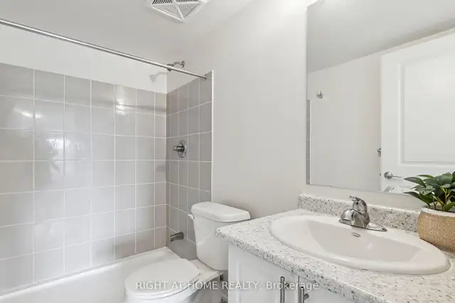 3 Bedroom Townhouse Overlooking Green space for Sale! in Condos for Sale in Oshawa / Durham Region - Image 12
