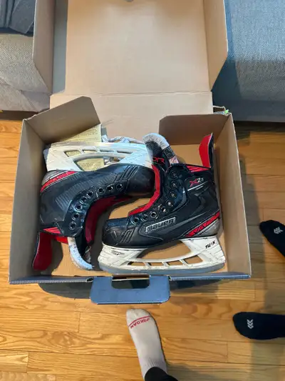 Youth skates size 1 Laces are in the box