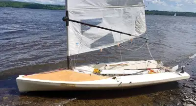 Hand-built, 13' racing skiff with a freestanding carbon fibre mast and a freedom rig sail. Very odd...