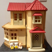 Calico Critters Red Roof Country Home with Furniture & 3 Babies