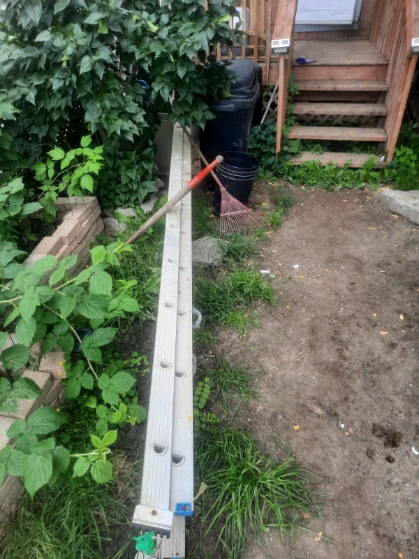 24' Roofing ladder has the rope Ladders & Scaffolding Ottawa Kijiji