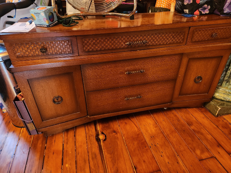 FREE SideBoard/hutch/dresser | Free Stuff | City of Toronto | Kijiji