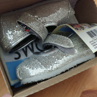 TOMS baby girl shoes BNIB Mary Jane Silver Glitters Tiny 2