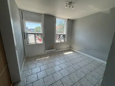 7 1/2 apartment in little Italy