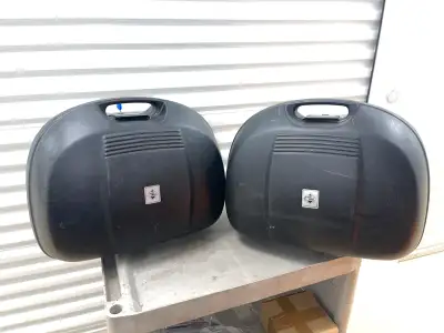 Selling a set of Kappa / Givi hard shell side cases, ideal for touring, commuting, or weekend rides....