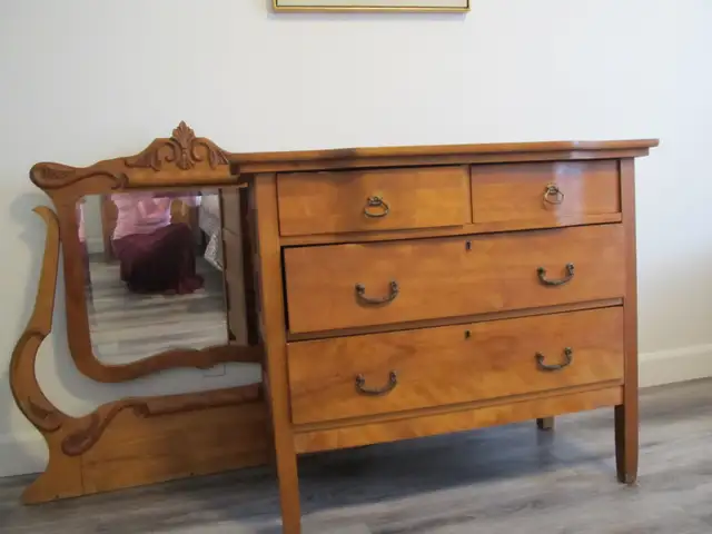 Set de chambre antique in Beds & Mattresses in Lévis - Image 3