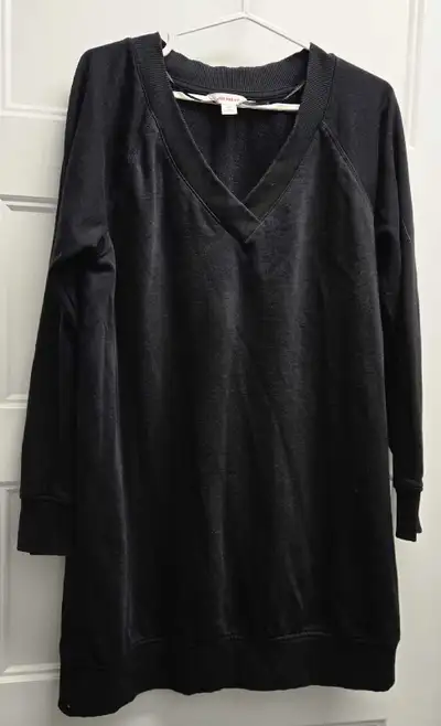 This is a Joe Fresh black dress in size large featuring a V-neck and long sleeves, perfect for casua...
