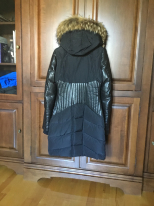 Rudsak manteau hiver modèle Shauna noir avec cuir et fourrure XS dans Femmes - Hauts et vêtements d'extérieur  à Laval/Rive Nord - Image 3