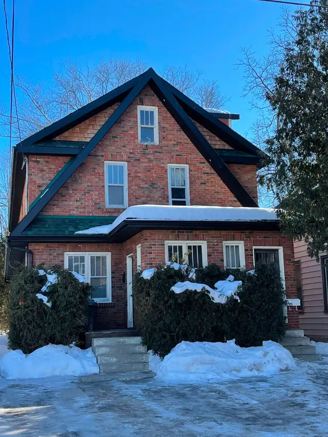 6 Bdrm Home Ideal For Students! Close To Everything