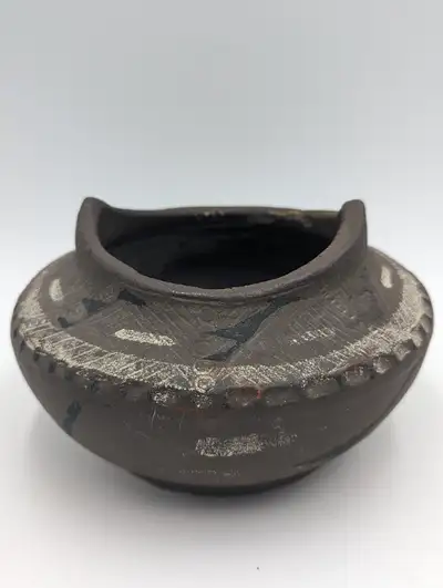 Heavy pot Unsure of actual material 4 inch or 10 cm tall by 7 inch or 18 cm in diameter Pick up only...