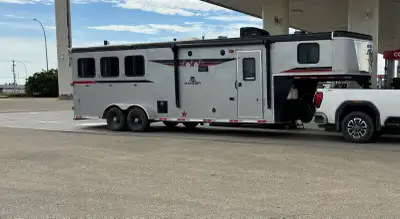Excellent condition 3Horse LQ. Has been well taken care of. LQ has had minimal use since it was purc...