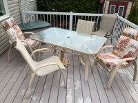 Table de patio, 4 chaises + coussins et une chaise supplementair