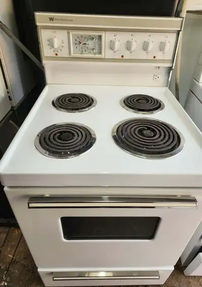 Cuisinière Four 24" qui fonctionne trés bien et super propre. Ideal pour les petites espaces. Possib...