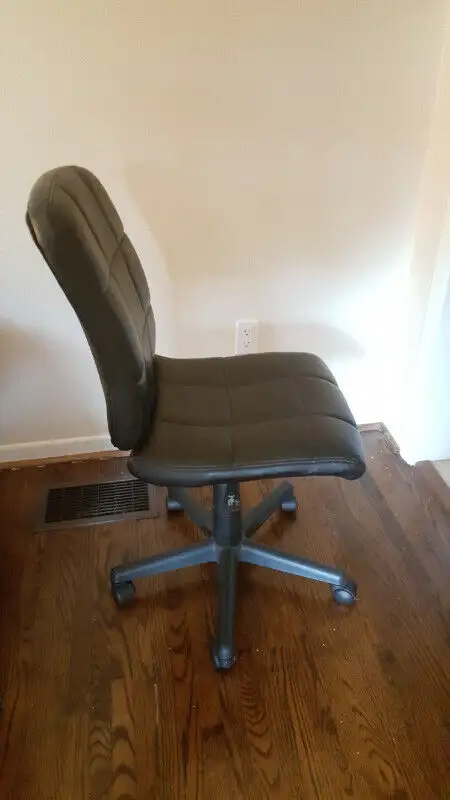 Used Office Chair in Chairs & Recliners in Markham / York Region - Image 3