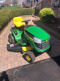 John Deere Lawn Tractor D105. 42 hrs