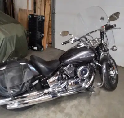 2000 Yamaha 1100 V Star, Custom $3,500 low kms, comes with cover AS IS