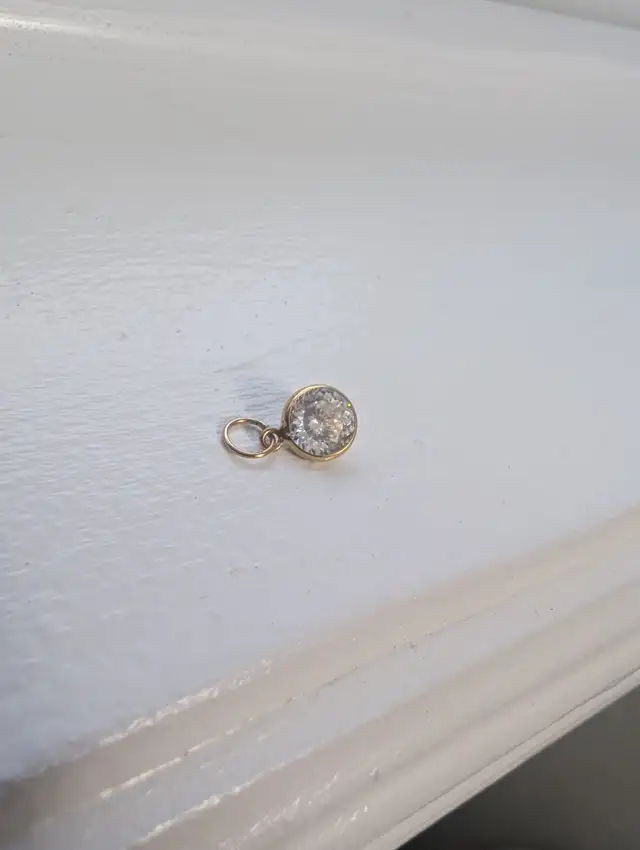 Brand New 10KT Gold Moissanite Necklace Pendant For Sale in Jewellery & Watches in London - Image 9