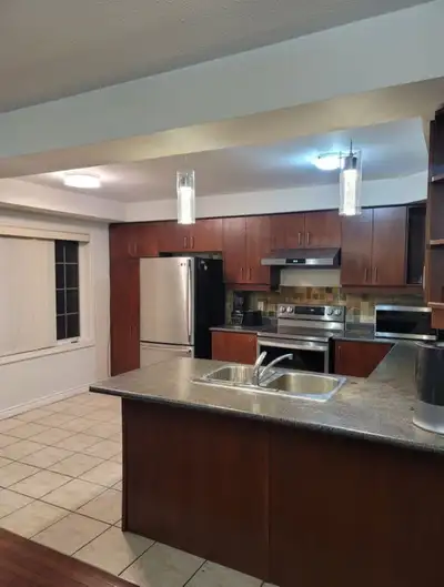Fully furnished bedroom for rent in a 3 bedroom townhouse in a high demand location on Dundas & Mavi...