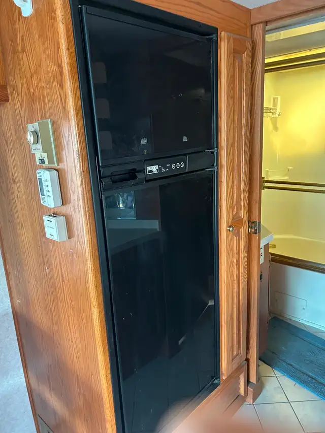 1998 Monaco Diplomat 38’ Diesel Class A Motorhome in RVs & Motorhomes in Lethbridge - Image 4