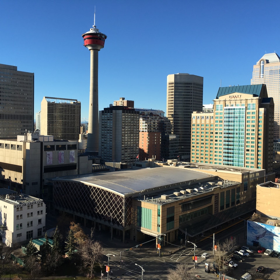 Huge Downtown Corner Unit + Massive Balcony & Views! (1BR + Den) 2