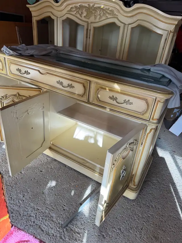 Vintage French Provincial Hutch + Credenza Set – Solid Wood in Hutches & Display Cabinets in Mississauga / Peel Region - Image 4
