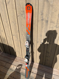 Ski slalom 156 fis j’ai aussi des bâtons 125cm leki avec cup