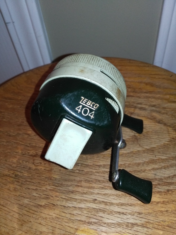 Vintage Zebco 404 Fishing Reel Green and Tan Metal Foot Made in
