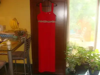 magnifique robe de soirée, de couleur rouge,grandeur 2XL, View more
