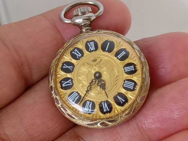 ANTIQUE  petite montre de poche GOLD CROWN non fonctionnelle dans Art et objets de collection  à Laval/Rive Nord