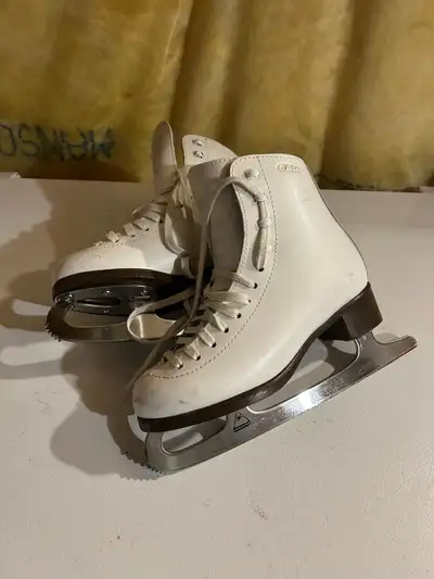 GAM figure skates. size 4, View more