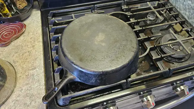 vintage wagner ware #12 large 14" cast iron skillet in Kitchen & Dining Wares in Edmonton - Image 4
