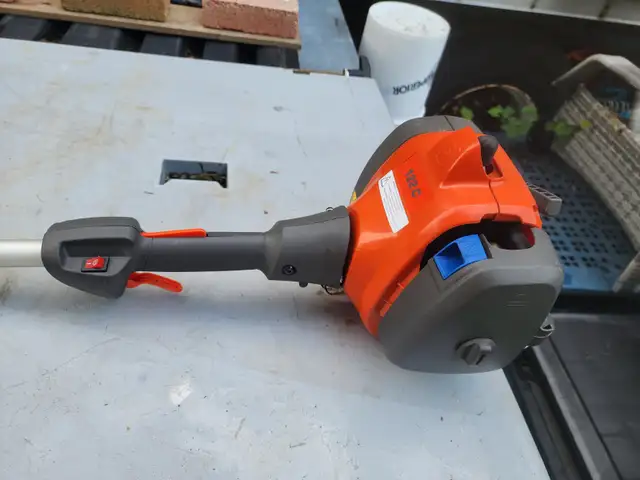 Husqvarna 122C Weedwacker Trimmer, 16" Gasoline, 0.8 HP in Outdoor Tools & Storage in Windsor Region - Image 3