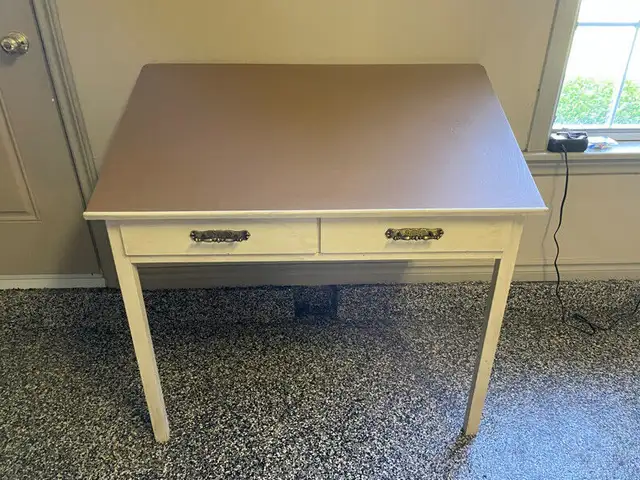 Wooden desk in Desks in Charlottetown - Image 3