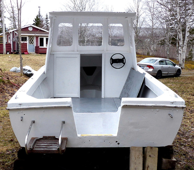 20 FOOT FIBERGLASS BOAT FOR SALE in Powerboats & Motorboats in Cape Breton - Image 2