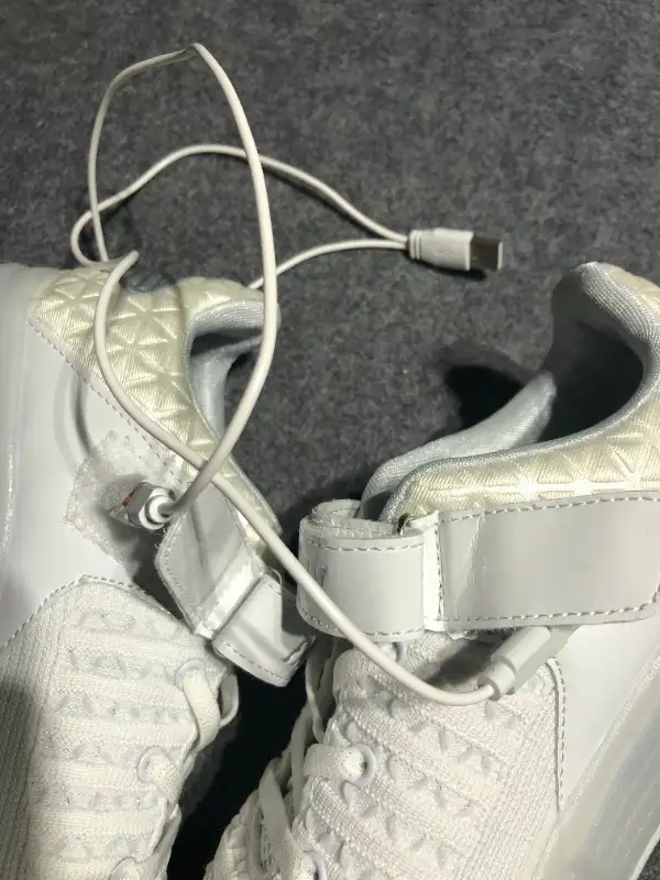 Roller Light-Up (rechargeable) Size 9.5 (Size40) Shoes - New in Kids & Youth in Hamilton - Image 6