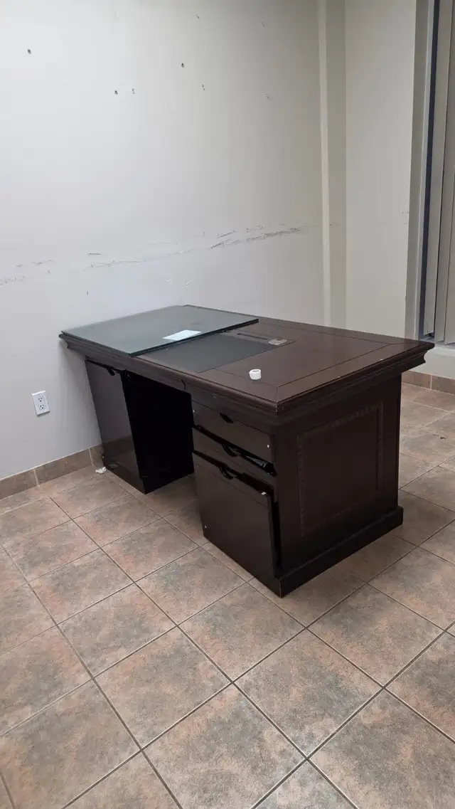 Office Equipment in Desks in Mississauga / Peel Region - Image 6