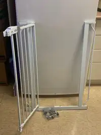 Dog/baby metal gate. Adjustable, fits most doorways  